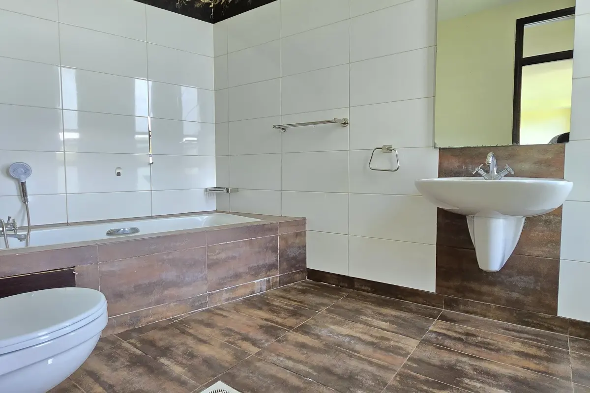 STUNNING 5-BEDROOM MODERN FAMILY HOME IN KAREN FOR SALE – ELEGANT LIVING WITH SCENIC LAKE VIEWS