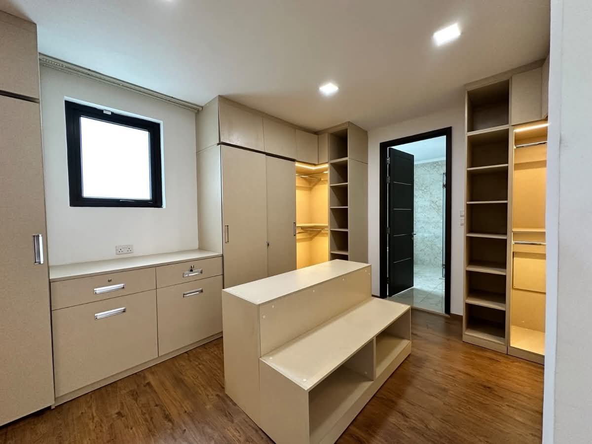 LUXURY 4-BEDROOM TOWNHOUSE FOR SALE ON PEPONI ROAD