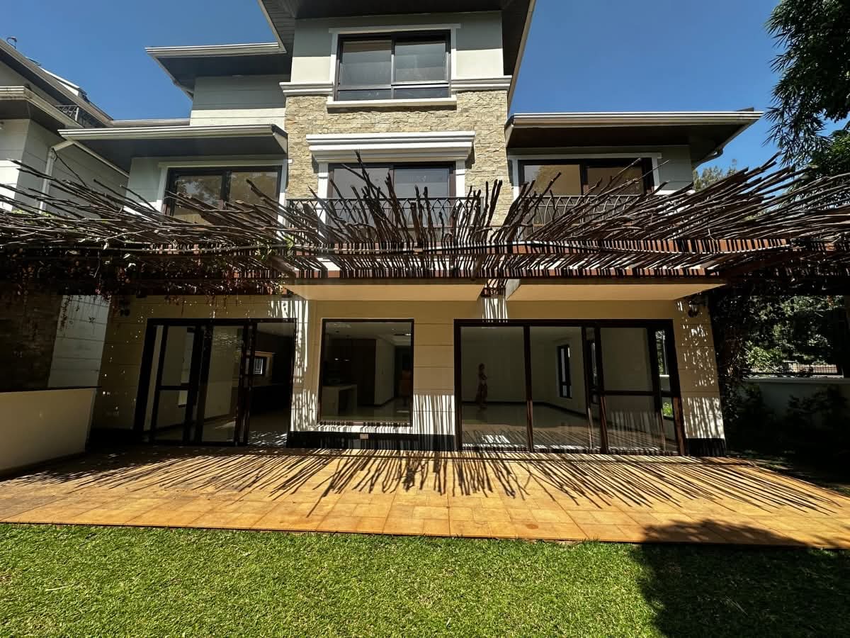 LUXURY 4-BEDROOM TOWNHOUSE FOR SALE ON PEPONI ROAD