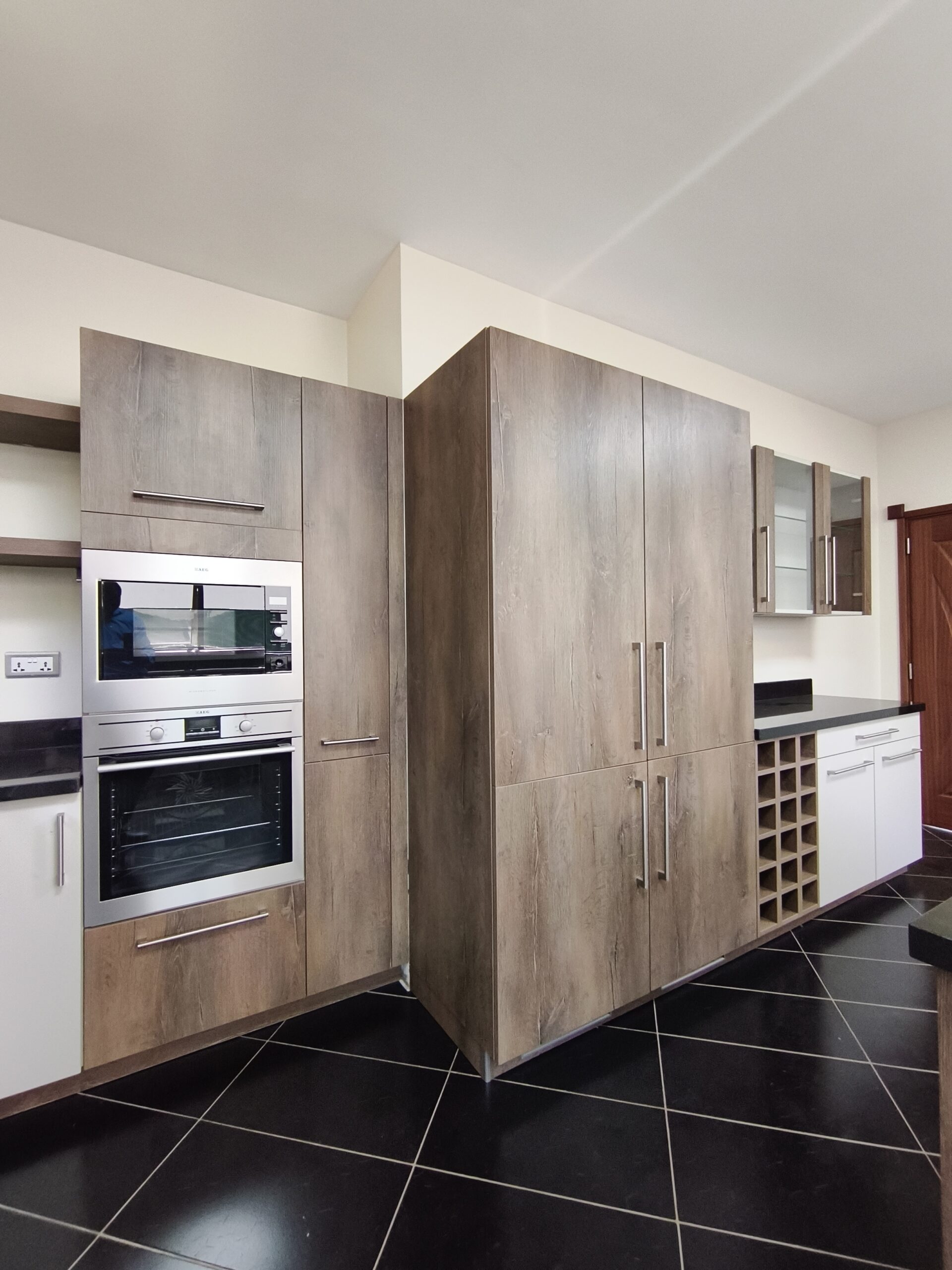 LAVINGTON LUXURY 5 BEDROOM TOWNHOUSE + DSQ & 4 CAR GARAGE FOR SALE